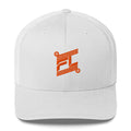 BILLIE trucker cap blanc ton sur ton, mockup face avant, logo orange brodé, fond blanc
