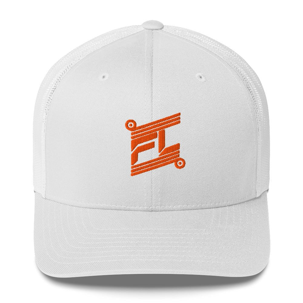 BILLIE trucker cap blanc ton sur ton, mockup face avant, logo orange brodé, fond blanc

