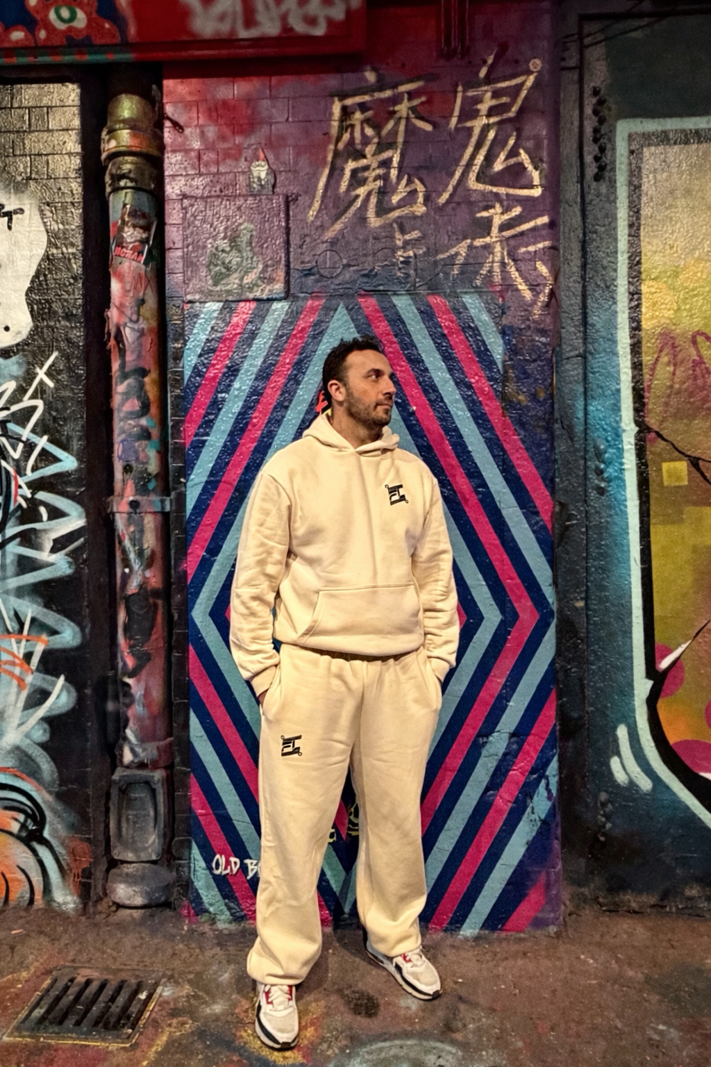 Homme portant un ensemble Oversize Fluffy Beige avec logo FL noir floqué un tissu épais qui tient chaud 