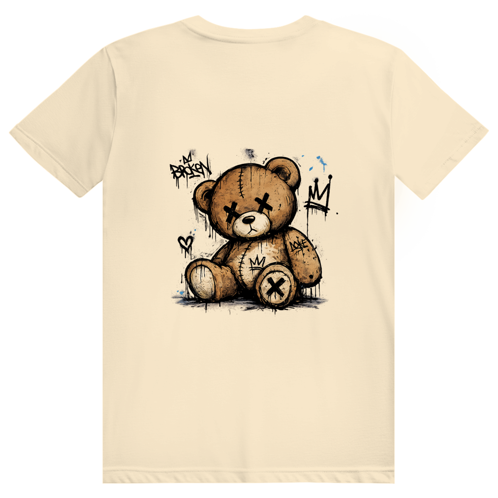 T-shirt streetwear beige imprimé "Broken Bear", avec un ours en peluche aux yeux en croix, entouré de tags et de coulures de peinture noire façon graffiti.