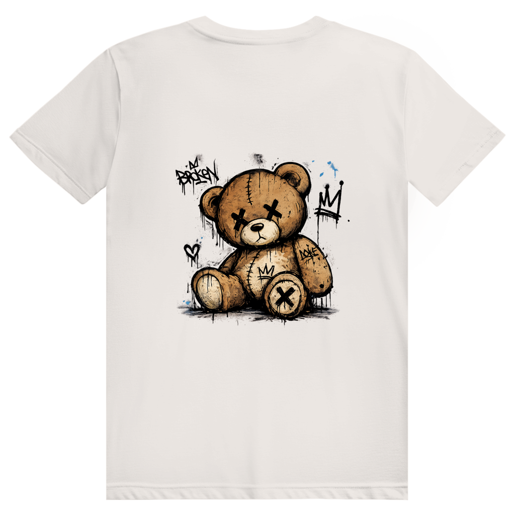 T-shirt streetwear blanc-cassé imprimé "Broken Bear", avec un ours en peluche aux yeux en croix, entouré de tags et de coulures de peinture noire façon graffiti.
