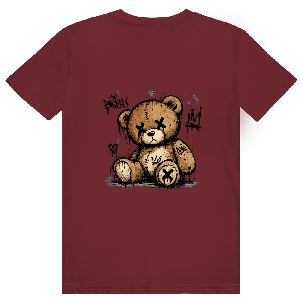 T-shirt streetwear bordeauimprimé "Broken Bear", avec un ours en peluche aux yeux en croix, entouré de tags et de coulures de peinture noire façon graffiti.
