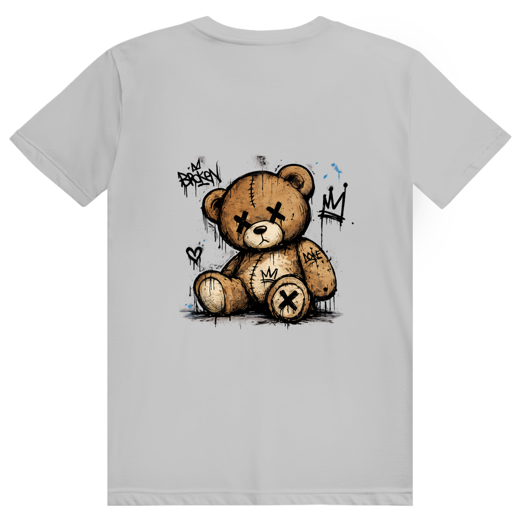 T-shirt streetwear gris imprimé "Broken Bear", avec un ours en peluche aux yeux en croix, entouré de tags et de coulures de peinture noire façon graffiti.