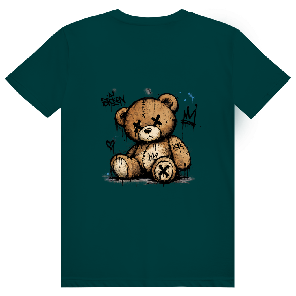 T-shirt streetwear vert imprimé "Broken Bear", avec un ours en peluche aux yeux en croix, entouré de tags et de coulures de peinture noire façon graffiti.