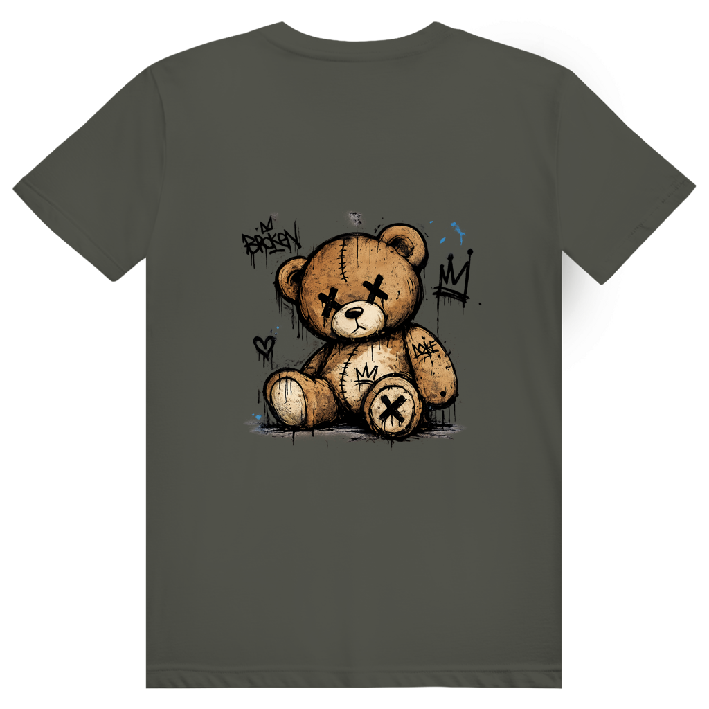 T-shirt streetwear kaki imprimé "Broken Bear", avec un ours en peluche aux yeux en croix, entouré de tags et de coulures de peinture noire façon graffiti.