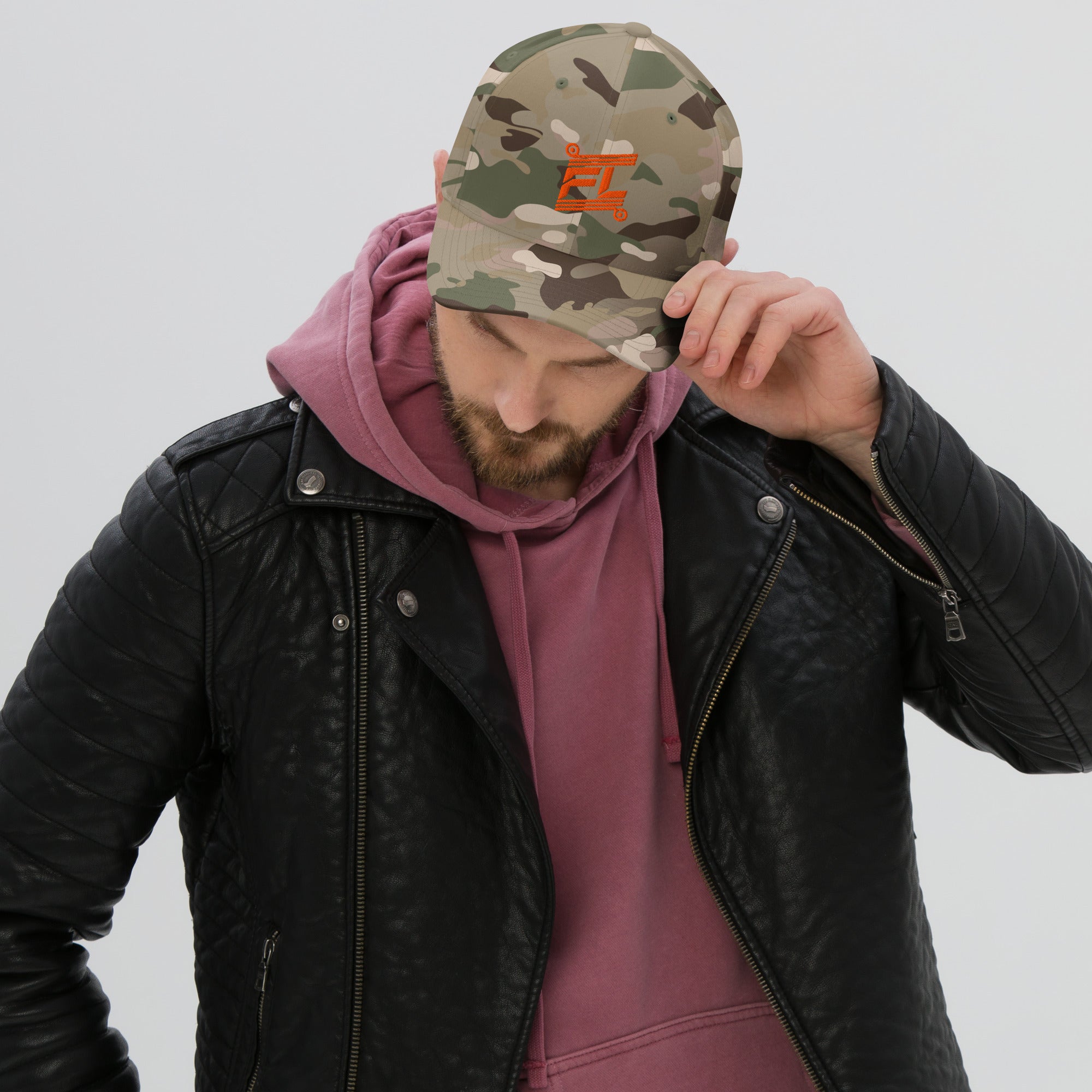 FL-FIT Casquette unisexe Billie camouflage, mockup face avant, logo FL orange brodé, fond blanc
