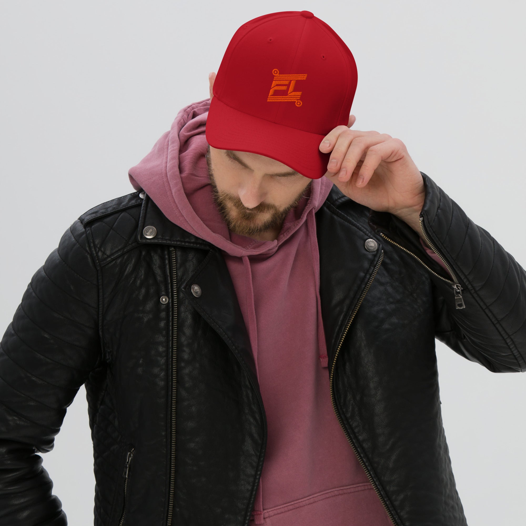 FL-FIT Casquette unisexe Billie rouge, mockup face avant, logo FL orange brodé, fond blanc
