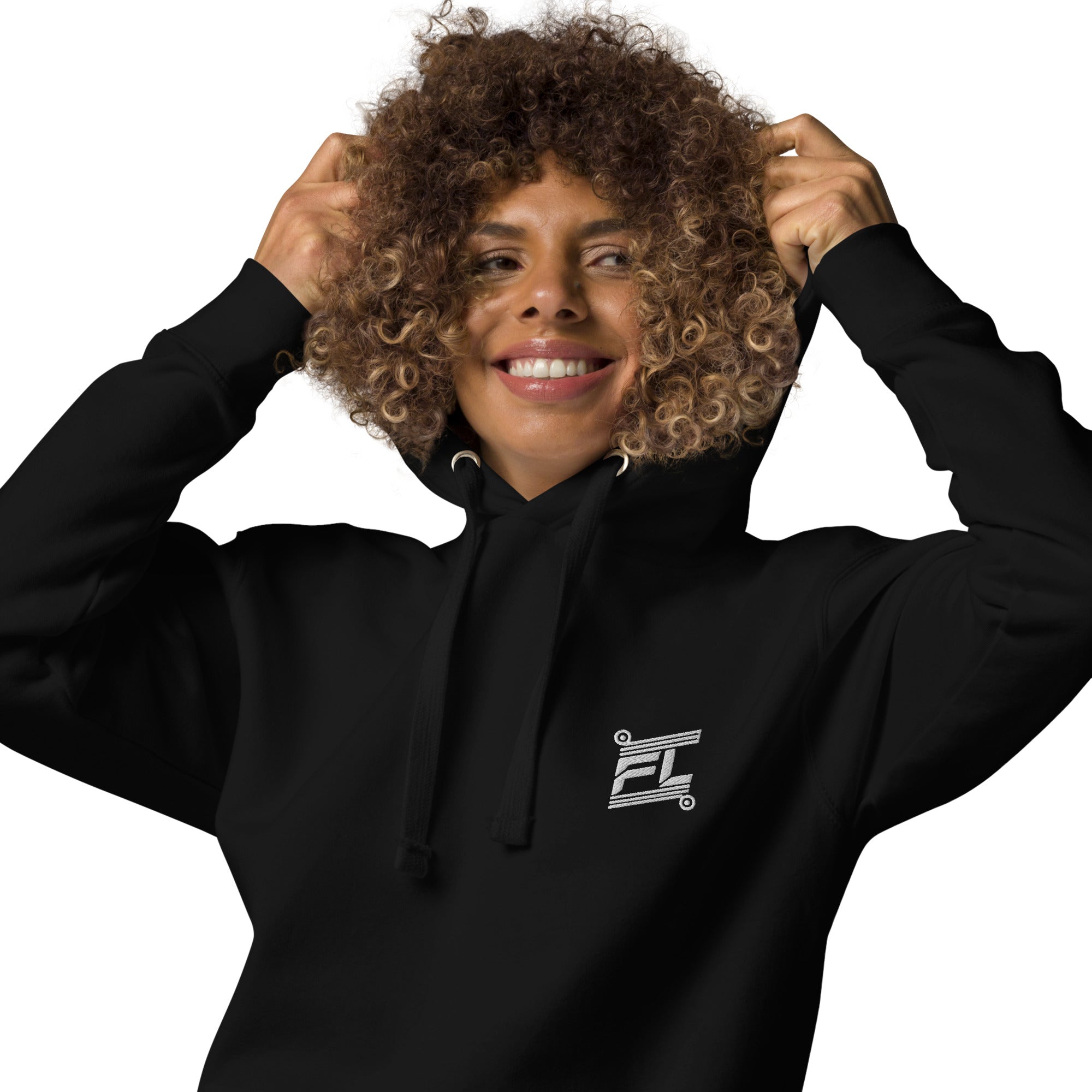 FL-FIT - Femme souriante portant un hoodie noir avec logo FL brodé, capuche relevée sur fond blanc