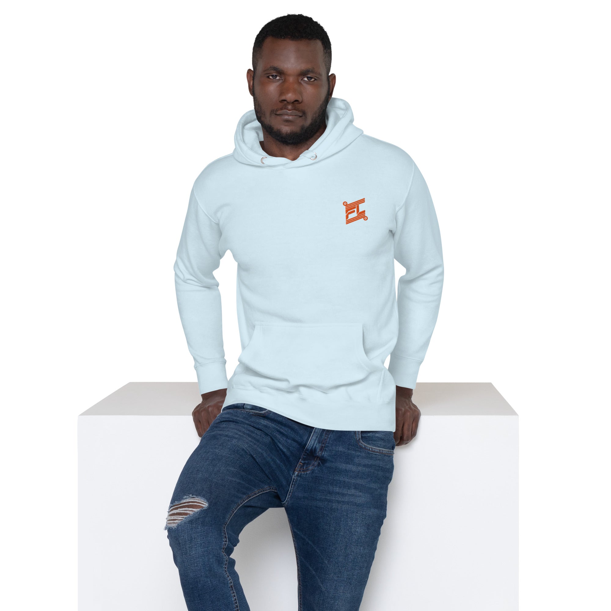 FL-FIT Hoodie homme bleu clair, face avant, logo FL orange brodé poitrine, assis
