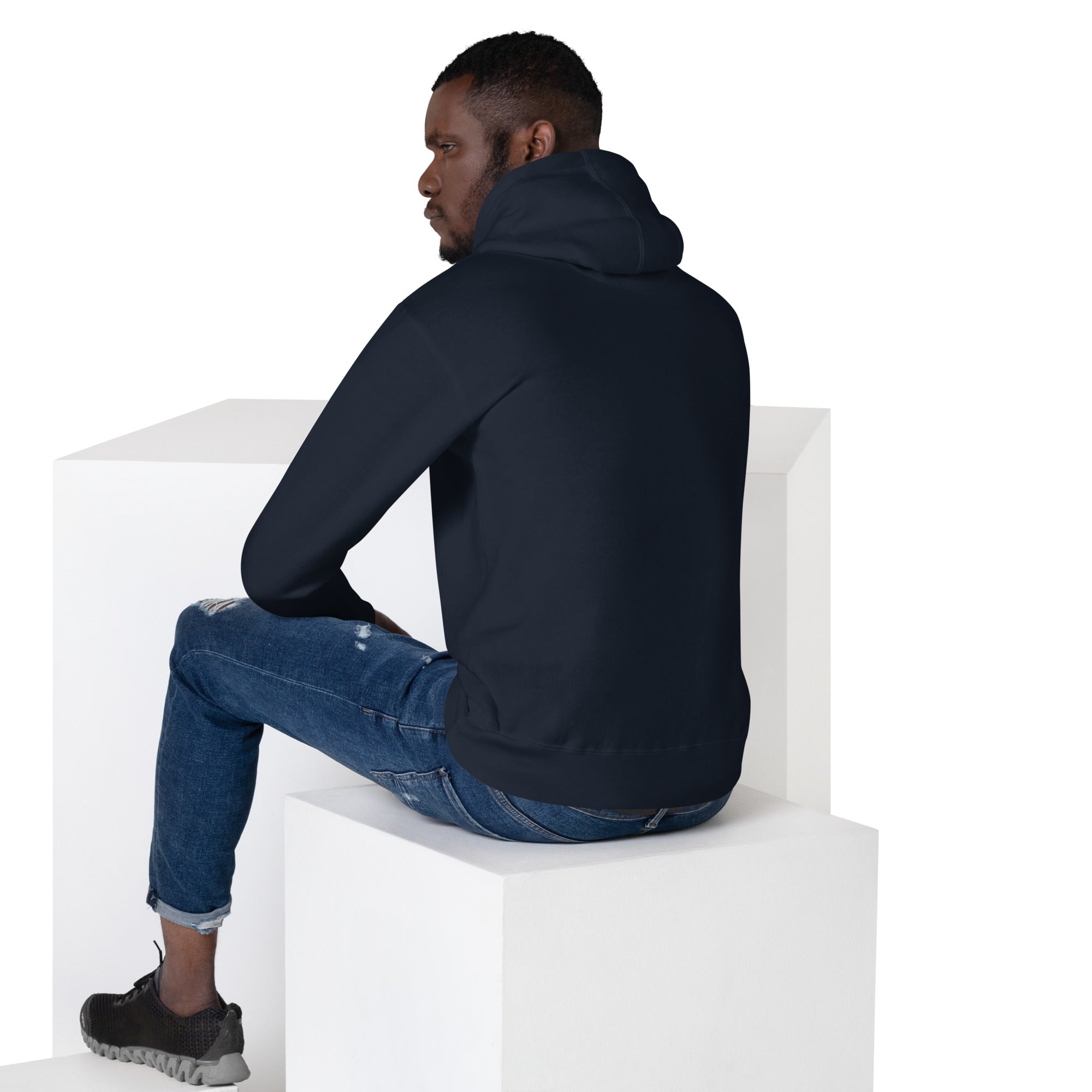 FL-FIT Hoodie homme bleu marine foncé, vue de dos, capuche, assis sur cubes blancs, dos vierge