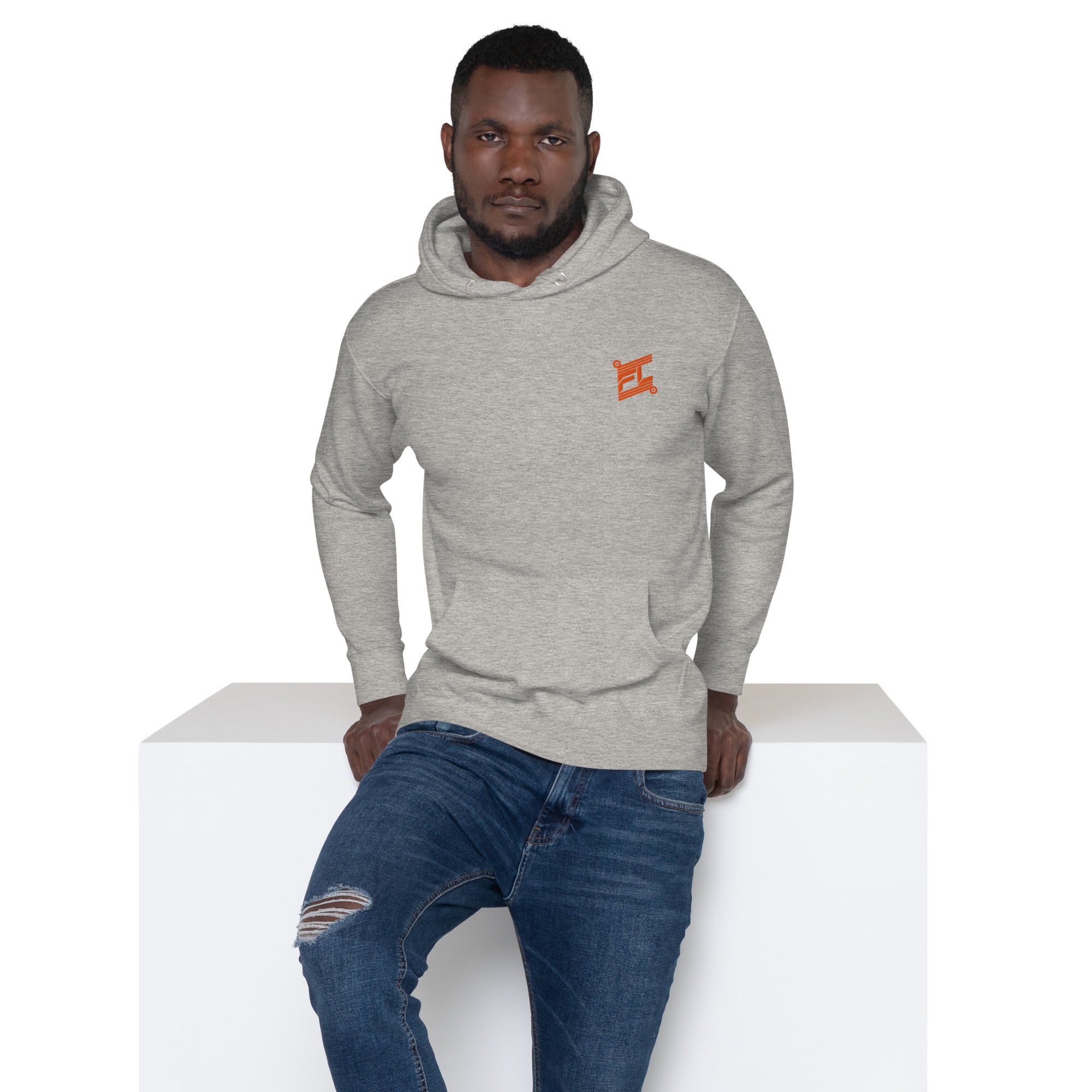 FL-FIT Hoodie homme gris, face avant, logo FL orange brodé poitrine, assis
