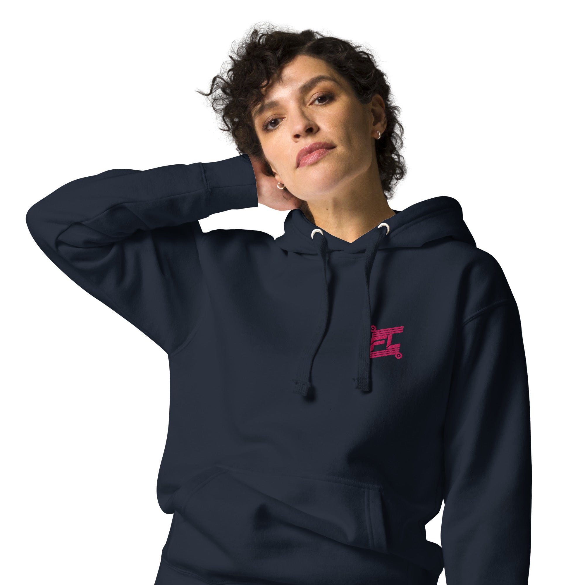 FL-FIT Hoodie unisexe noir, mockup femme zoomé sur capuche et épaule, logo FL rose brodé poitrine, fond blanc
