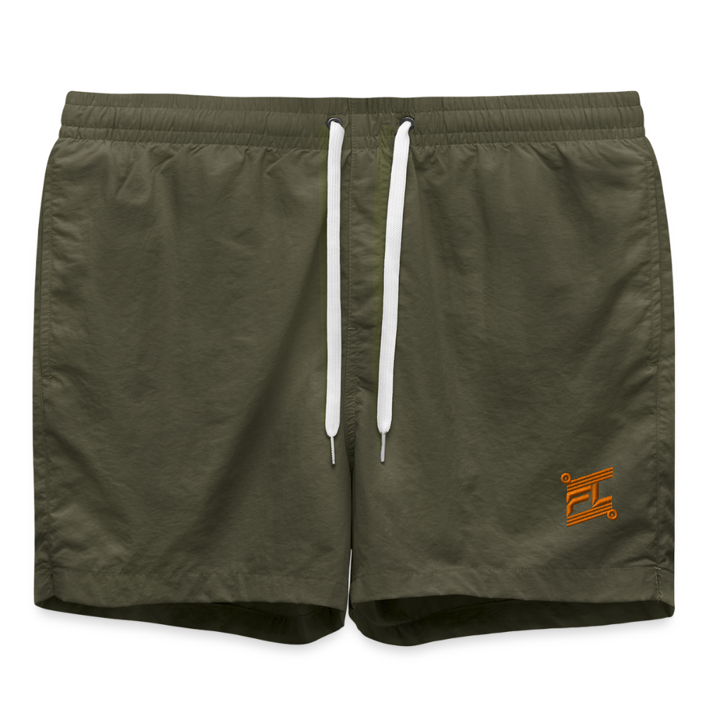 Short de bain homme FL-FIT vert olive vue de face à plat, taille élastiquée, logo FL-FIT orange brodé sur la cuisse gauche, fond blanc