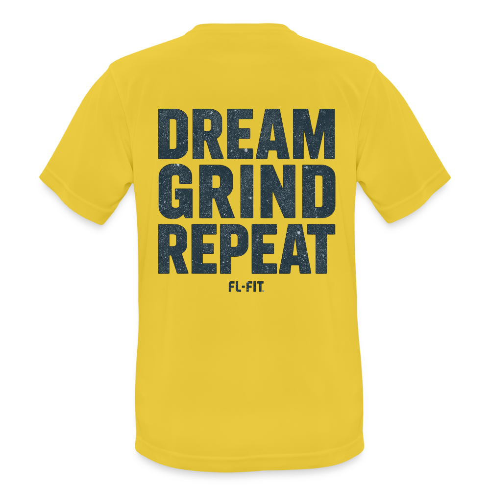 T-shirt respirant homme jaune soleil porté mannequin vue de face, col rond, coupe classique, graphique "DREAM GRIND REPEAT FL-FIT" imprimé sur la poitrine, fond blanc