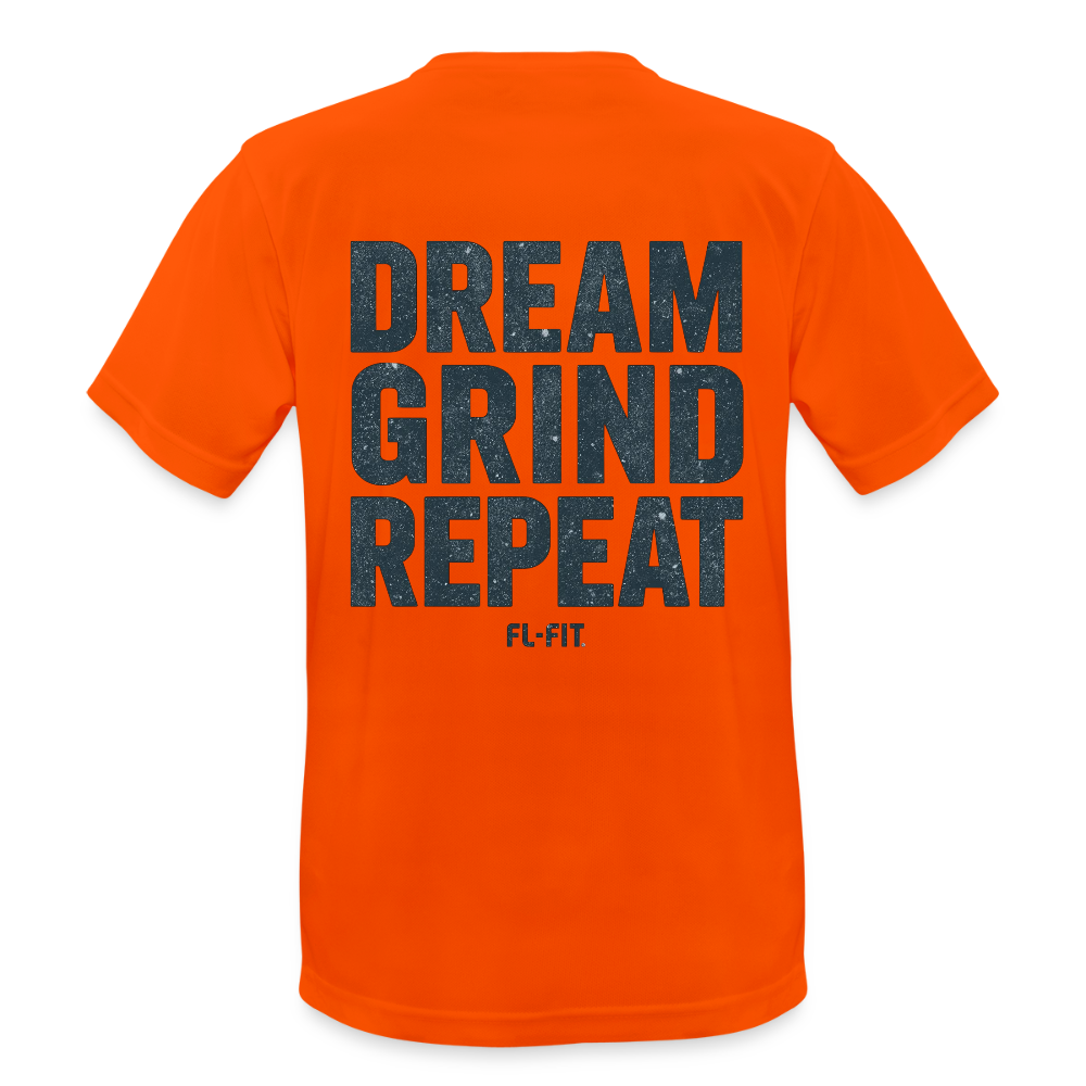 T-shirt respirant homme orange néon porté mannequin vue de face, col rond, coupe classique, graphique "DREAM GRIND REPEAT FL-FIT" imprimé sur la poitrine, fond blanc