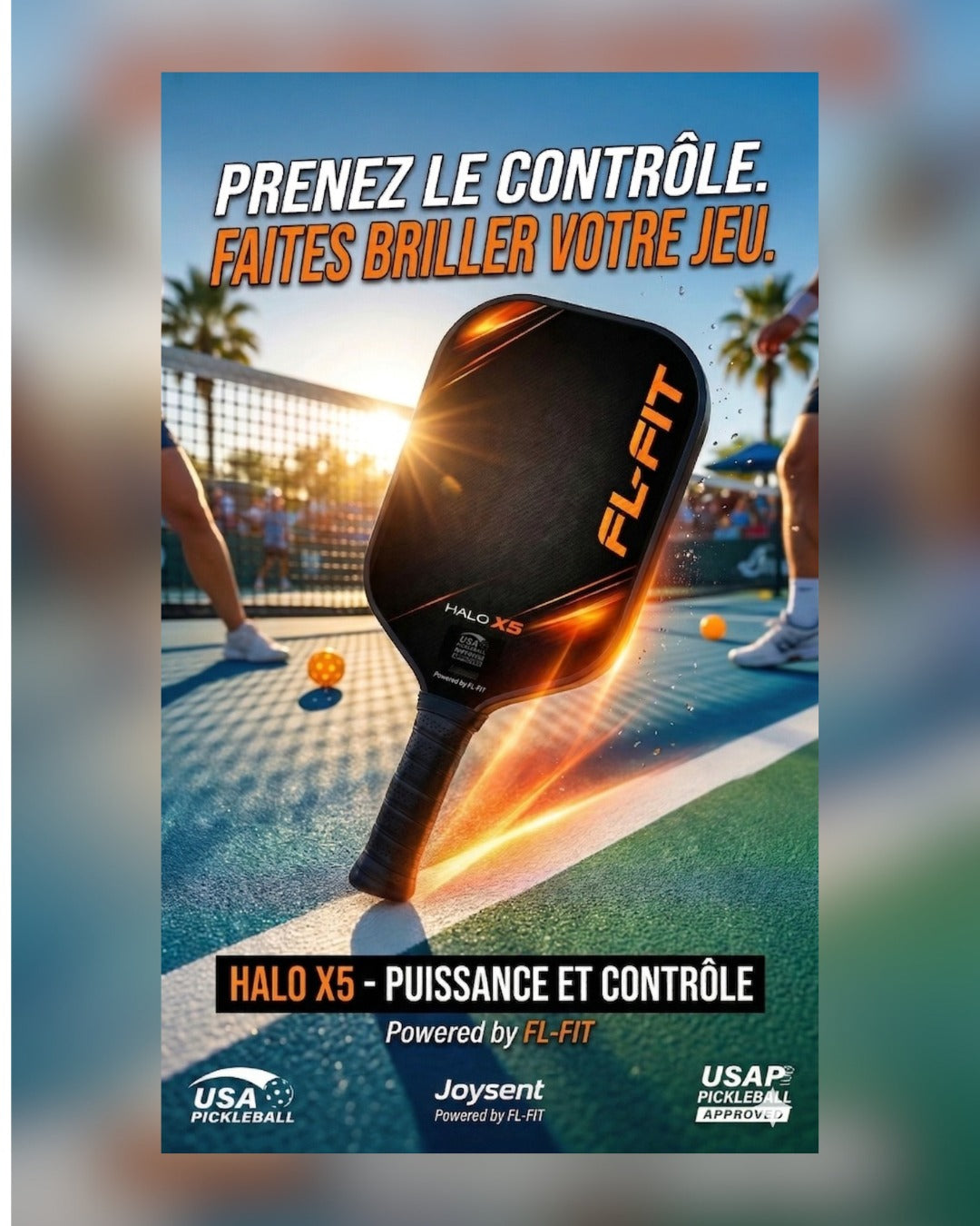 Raquette de pickleball noire « HALO X5 » de marque FL-FIT en gros plan sur un court ensoleillé, avec balles orange au sol et joueurs en arrière-plan. Slogan en haut : « Prenez le contrôle. Faites briller votre jeu. ». En bas : « HALO X5 – Puissance et contrôle, Powered by FL-FIT », avec logos USA Pickleball et USAP Approved.