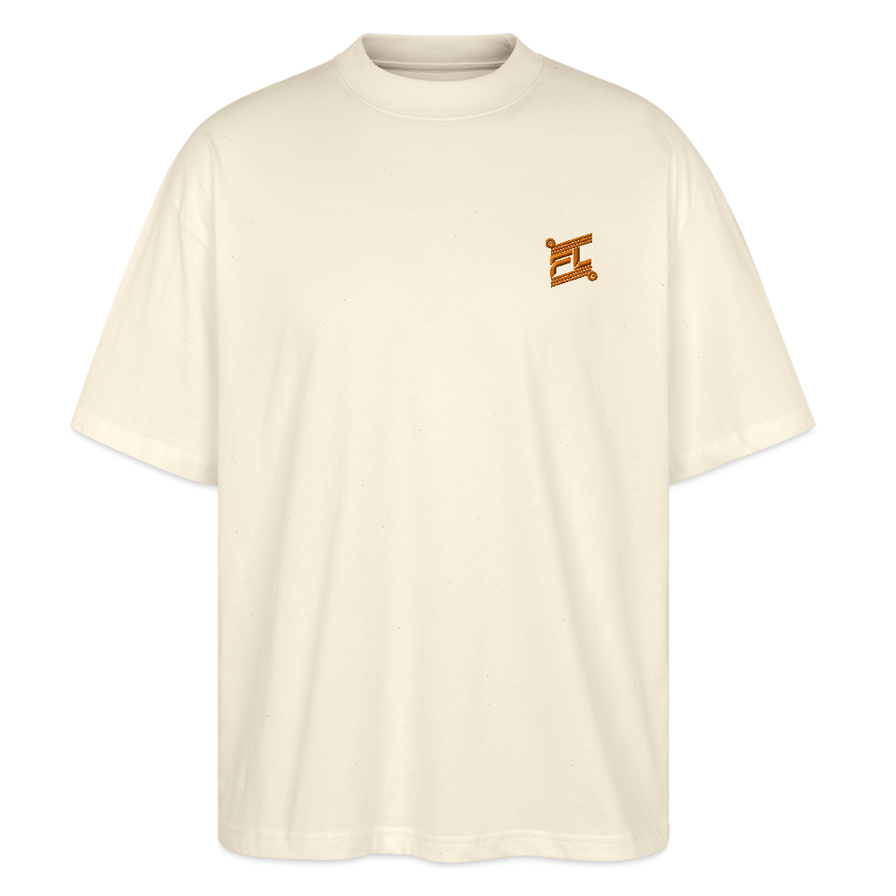 Face avant d'un t-shirt oversize couleur beige avec le logo orange brodé pour un look décontracté  
