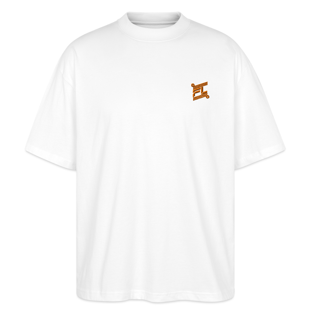 Face avant d'un t-shirt oversize couleur blanc avec le logo orange brodé pour un look décontracté  