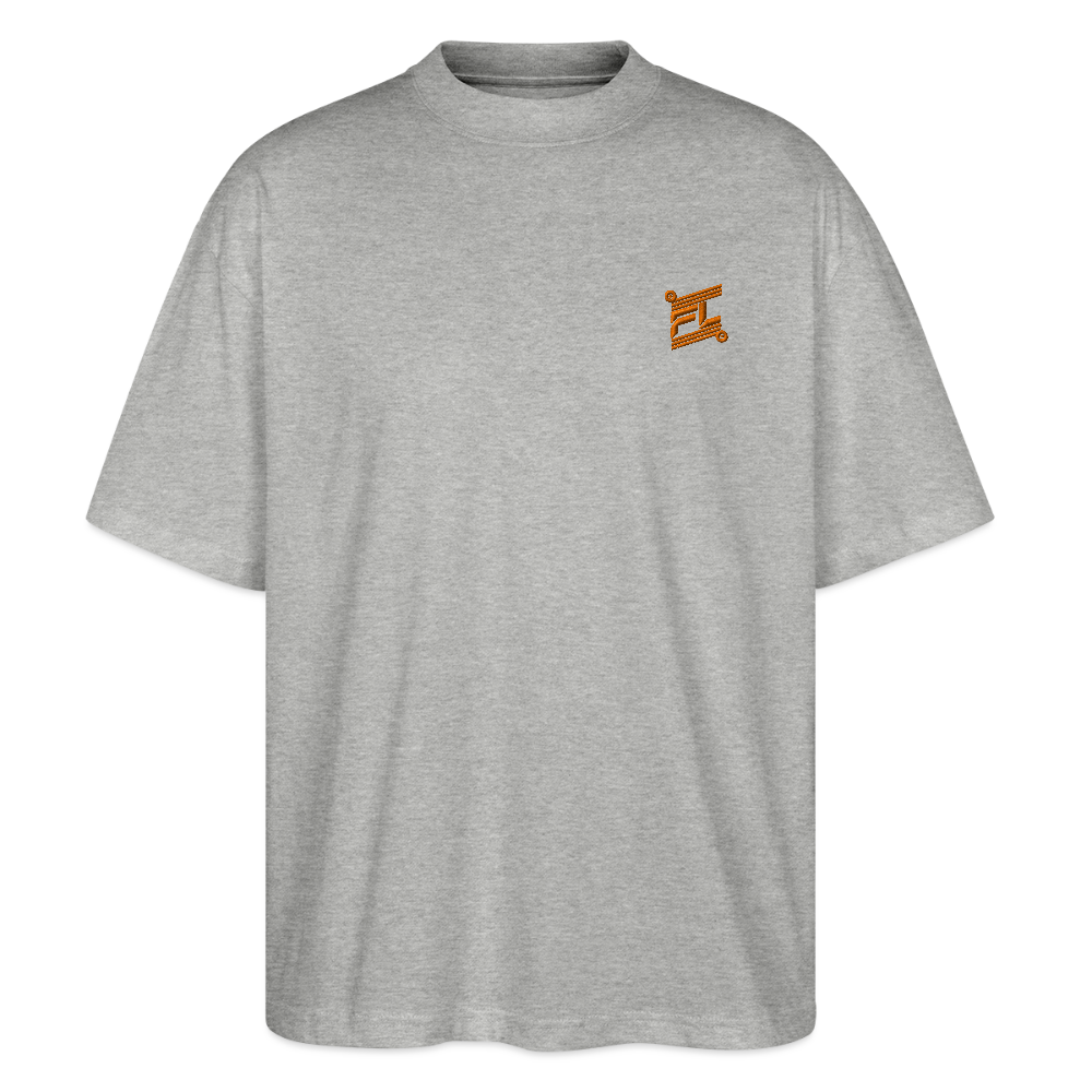 Face avant d'un t-shirt oversize couleur gris chiné avec le logo orange brodé pour un look décontracté  