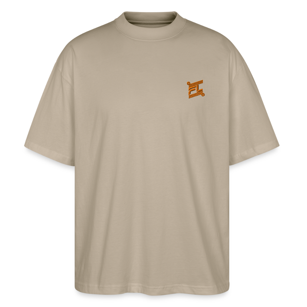 Face avant d'un t-shirt oversize couleur gris pierre avec le logo orange brodé pour un look décontracté  