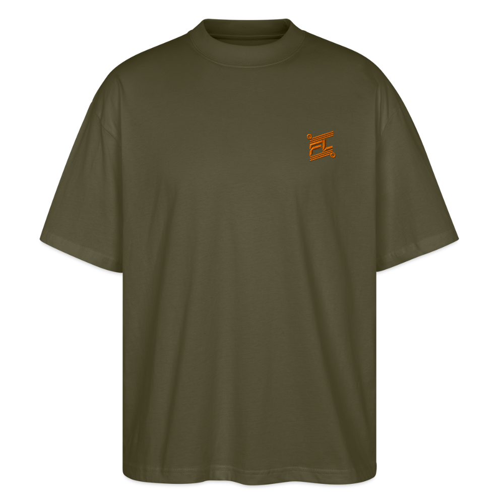 Face avant d'un t-shirt oversize couleur kakiavec le logo orange brodé pour un look décontracté  