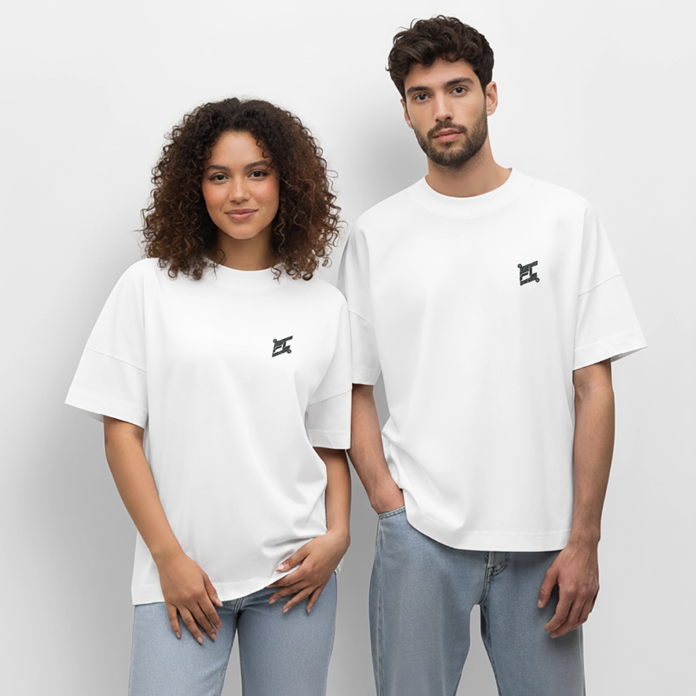 un homme et une femme portant un t-shirt oversize de la marque FL-FIT avec un logo brodé sur la poitrine 