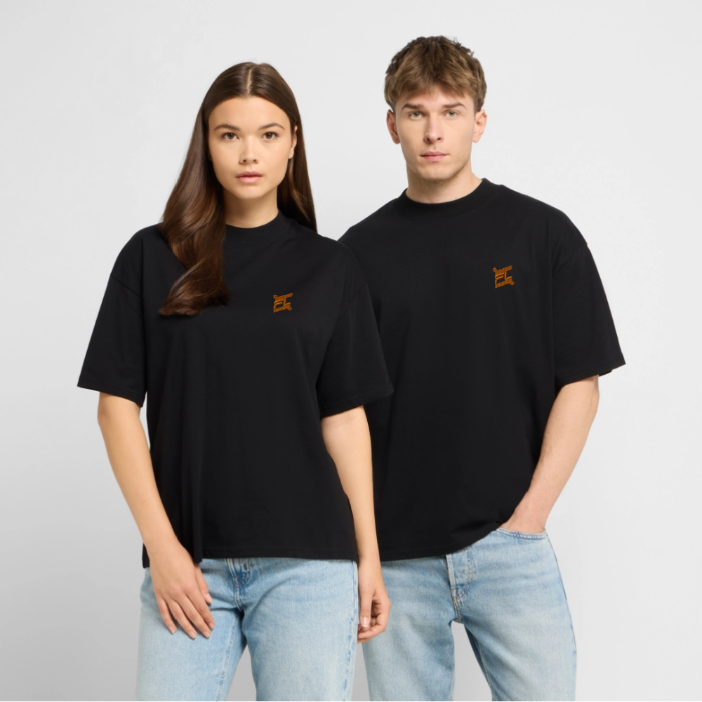 couple jeune portant t-shirt unisexe oversize couleur noir avec le logo orange brodé pour un look décontracté  