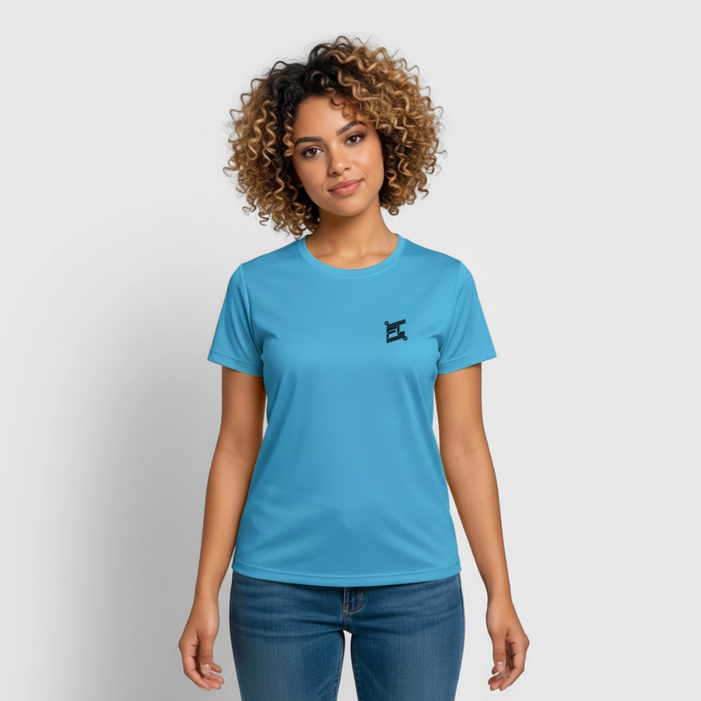 Femme portant un t-shirt respirant couleur bleu avec logo FL noir sur la poitrine coté gauche
