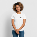 Femme portant un t-shirt respirant couleur blanc avec logo FL noir sur la poitrine coté gauche