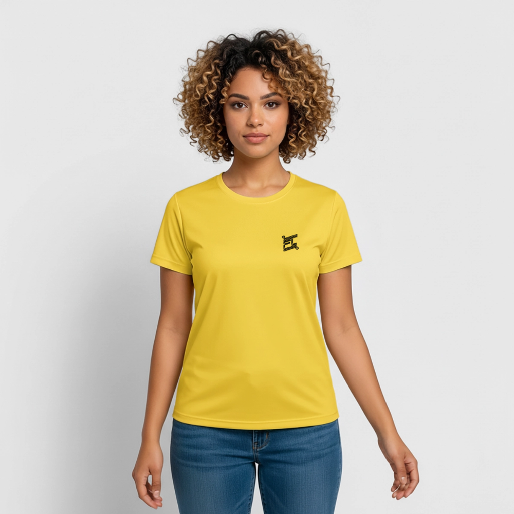 Femme portant un t-shirt respirant couleur jaune avec logo FL noir sur la poitrine coté gauche
