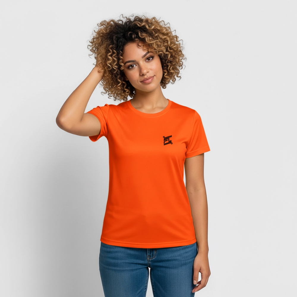 Femme portant un t-shirt respirant couleur orange avec logo FL noir sur la poitrine coté gauche