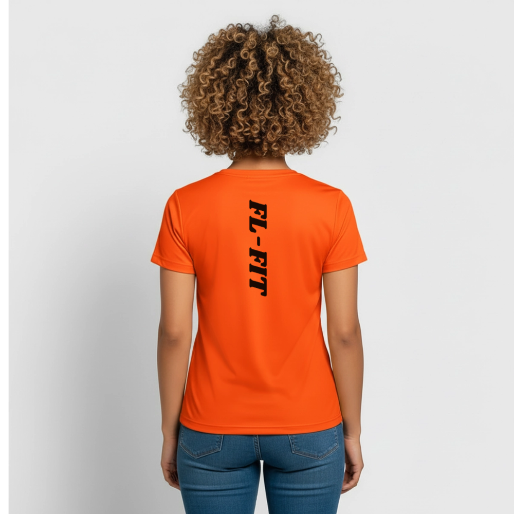 Dos d'une femme portant un t-shirt respirant couleur orange avec noté dans le dos FL-FIT en noir