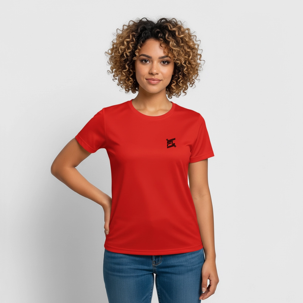 Femme portant un t-shirt respirant couleur rouge avec logo FL noir sur la poitrine coté gauche