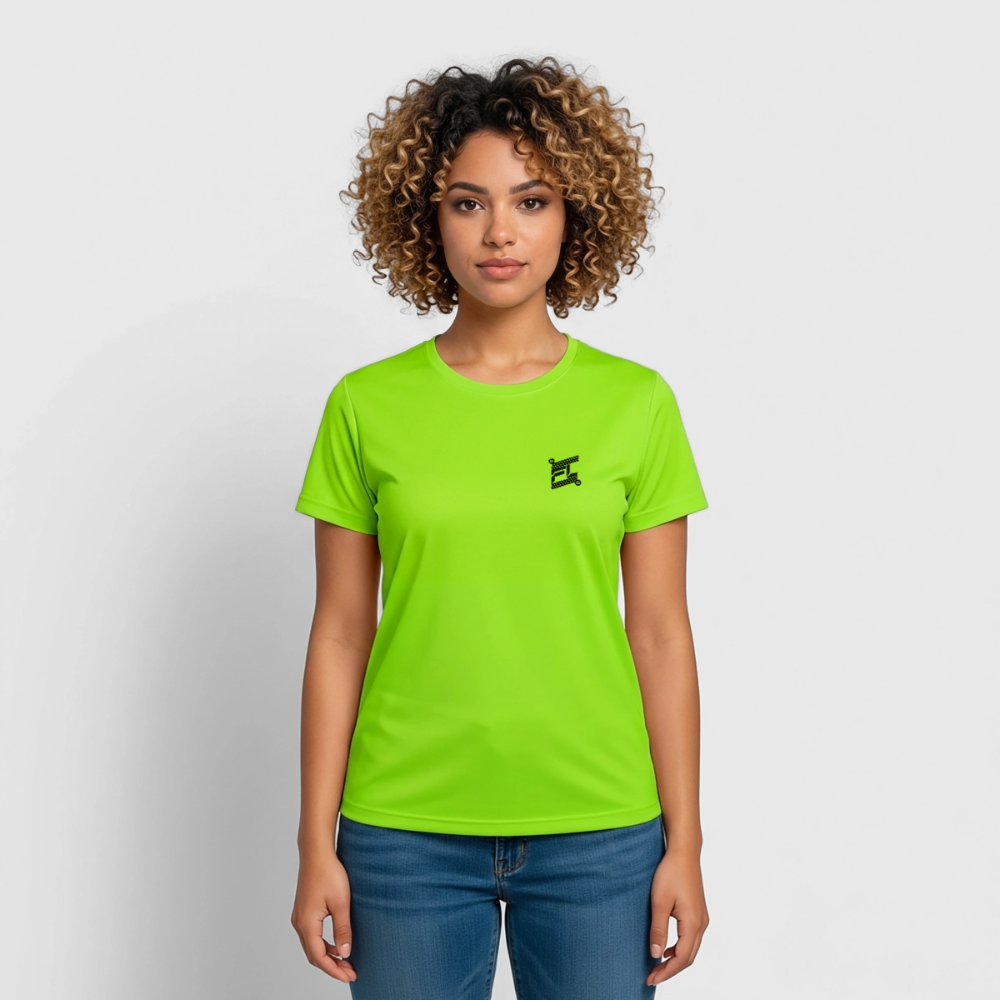 Femme portant un t-shirt respirant couleur vert néon avec logo FL noir sur la poitrine coté gauche
