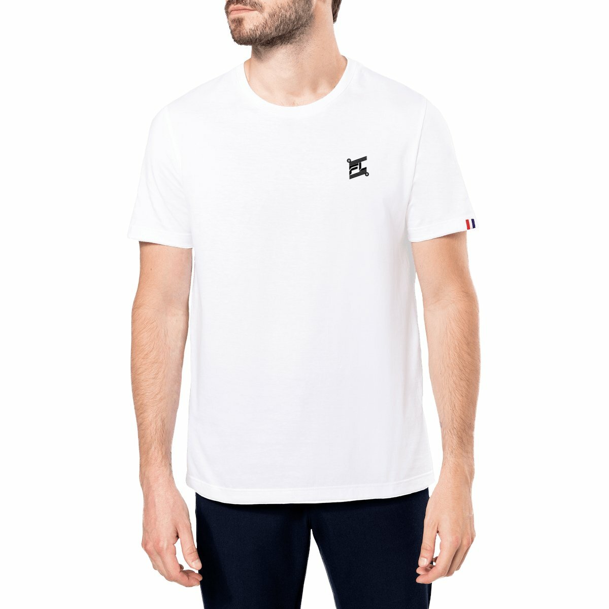 homme portant un t-shirt français  fabriqué en france avec un logo floqué noir sur la poitrine et le drapeau français sur la manche gauche 