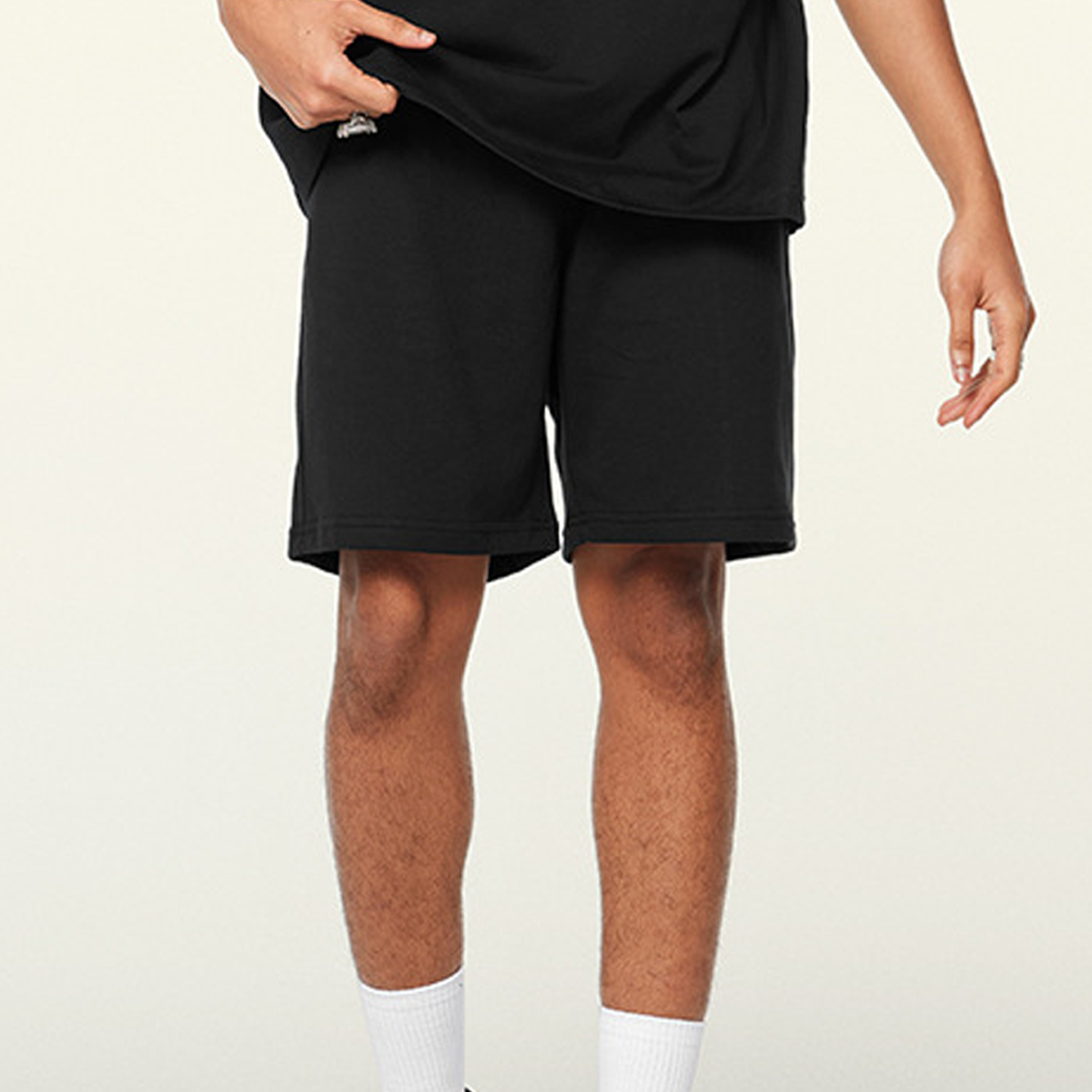 homme portant un short noir de la marque FL-FIT 