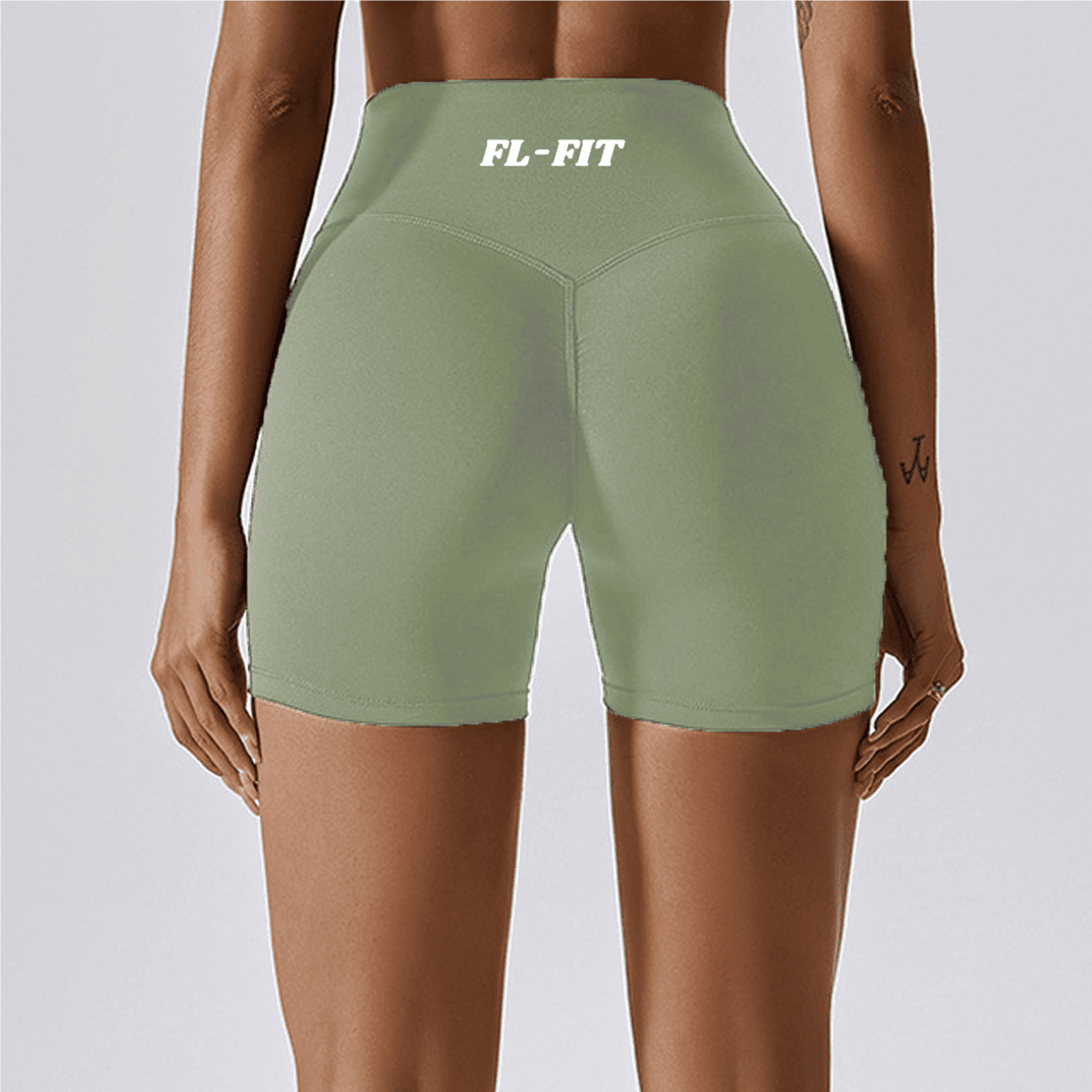 Femme portant un short Legging gainant beige FL-FIT pour femme fitness