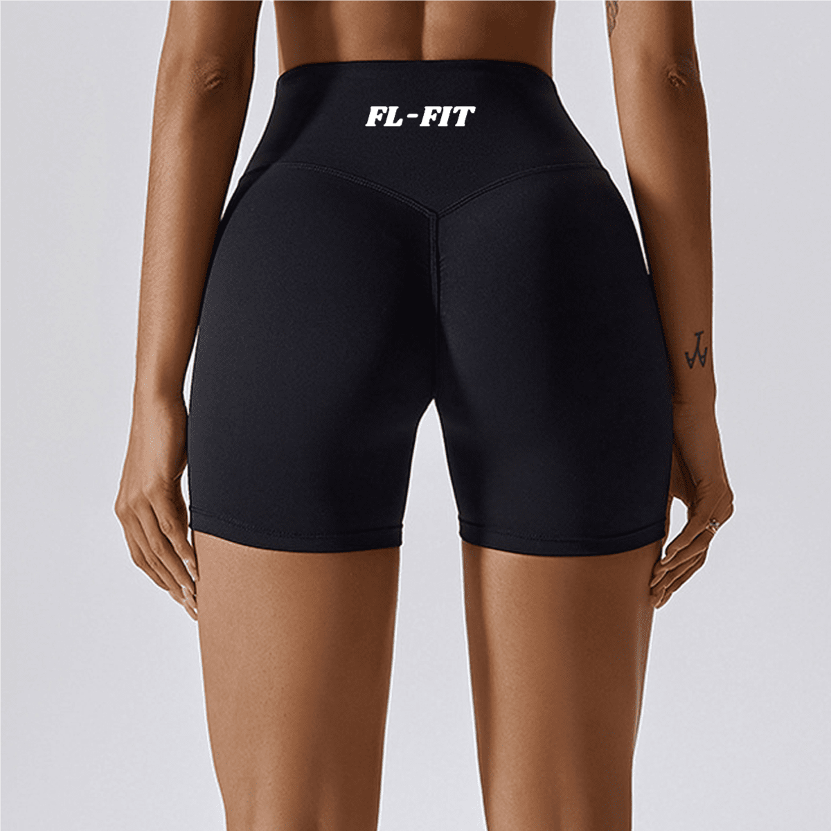 Femme portant un short Legging gainant noir FL-FIT pour femme fitness