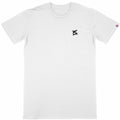 Face avant d'un t-shirt français et fabriqué en france avec un logo floqué noir sur la poitrine et le drapeau français sur la manche gauche 